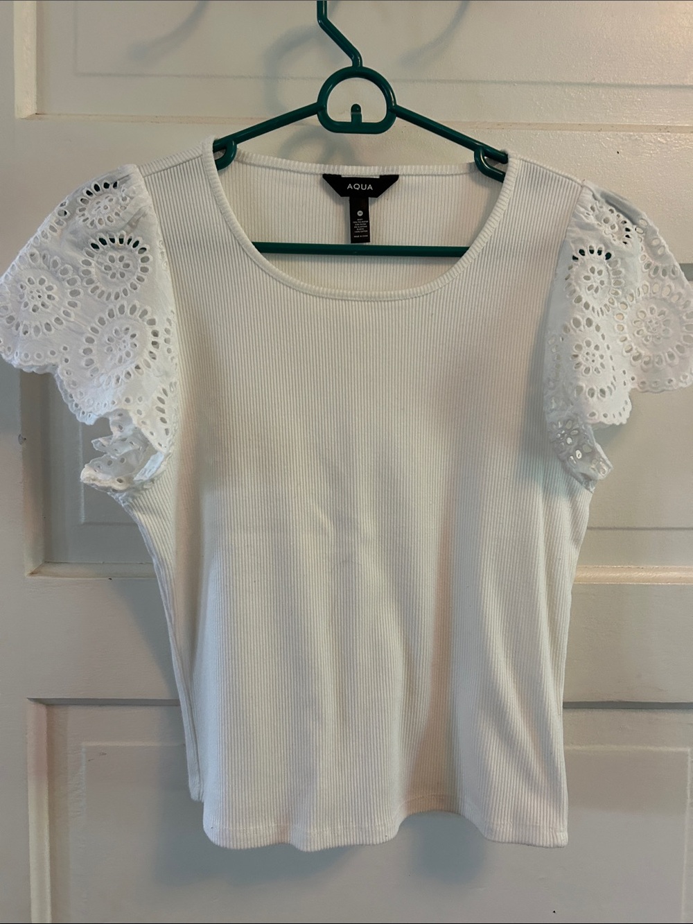 Aqua White Ribbed Scoop Neck Top with Eyelet Flutter Sleeves Sz M